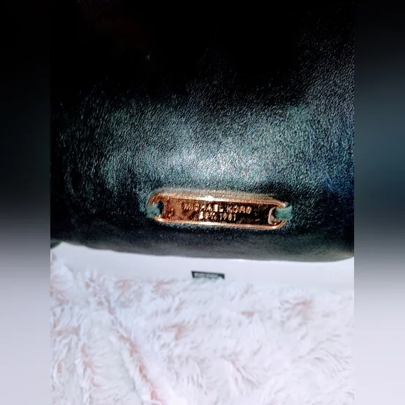 Michael Kors black w/gold hobo Bag Pre-Loved - Picture 2 of 9